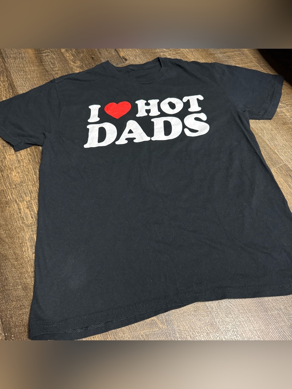 ‘I Heart Hot Dads’ funny shirt size medium ‘I Love Hot Dads’